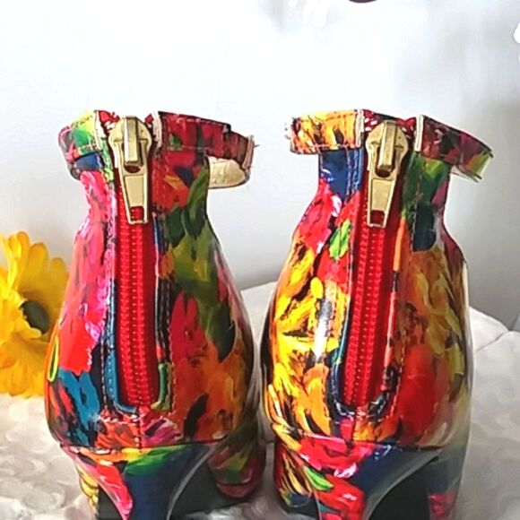 When Your Shoes POP! Vibrant Strap Stiletto Heels Metallic Gold Size 7 - Picture 8 of 14